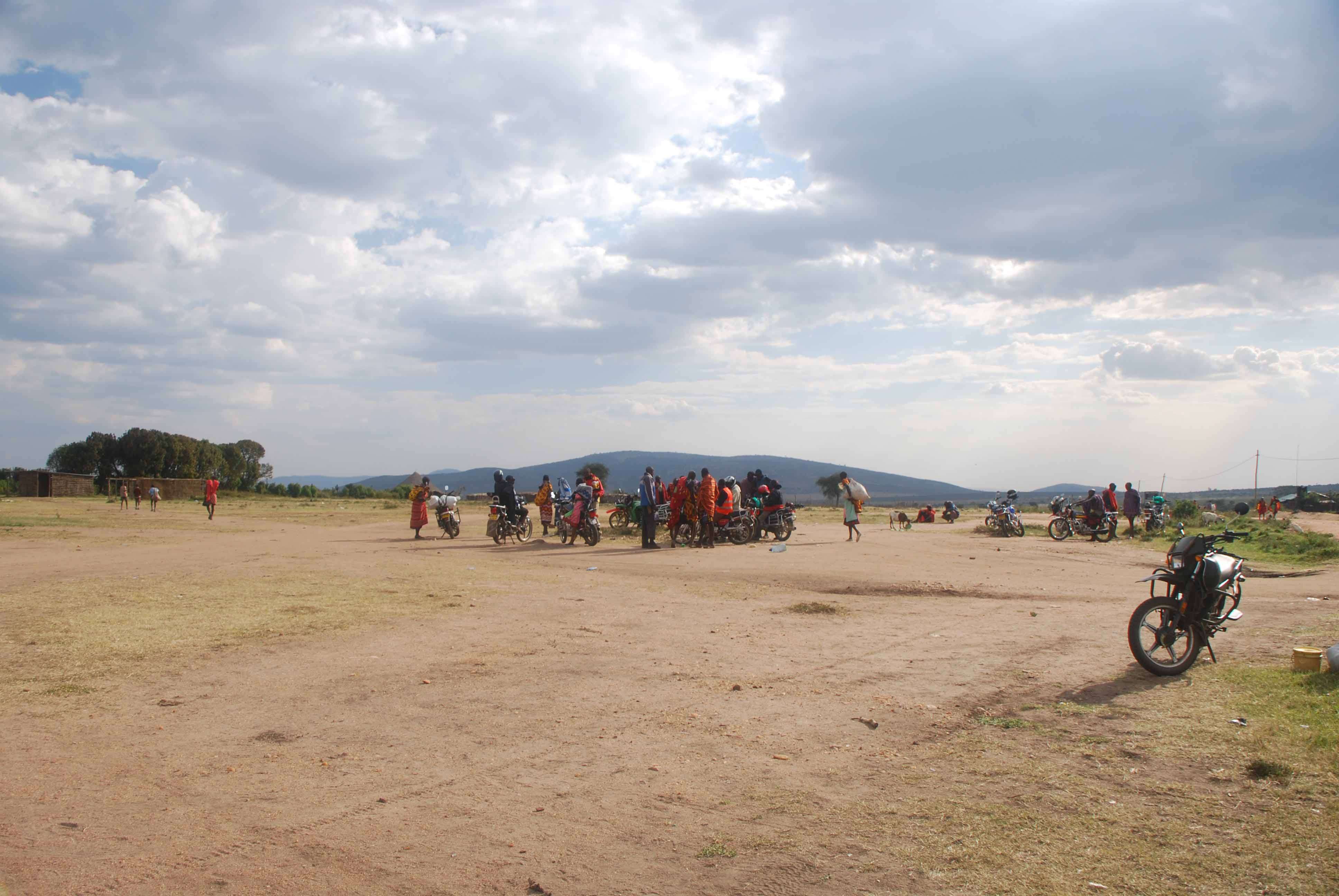 El mercado masai, un intento fallido de ver el cruce y algunas mariposas - Regreso al Mara - Kenia (24)